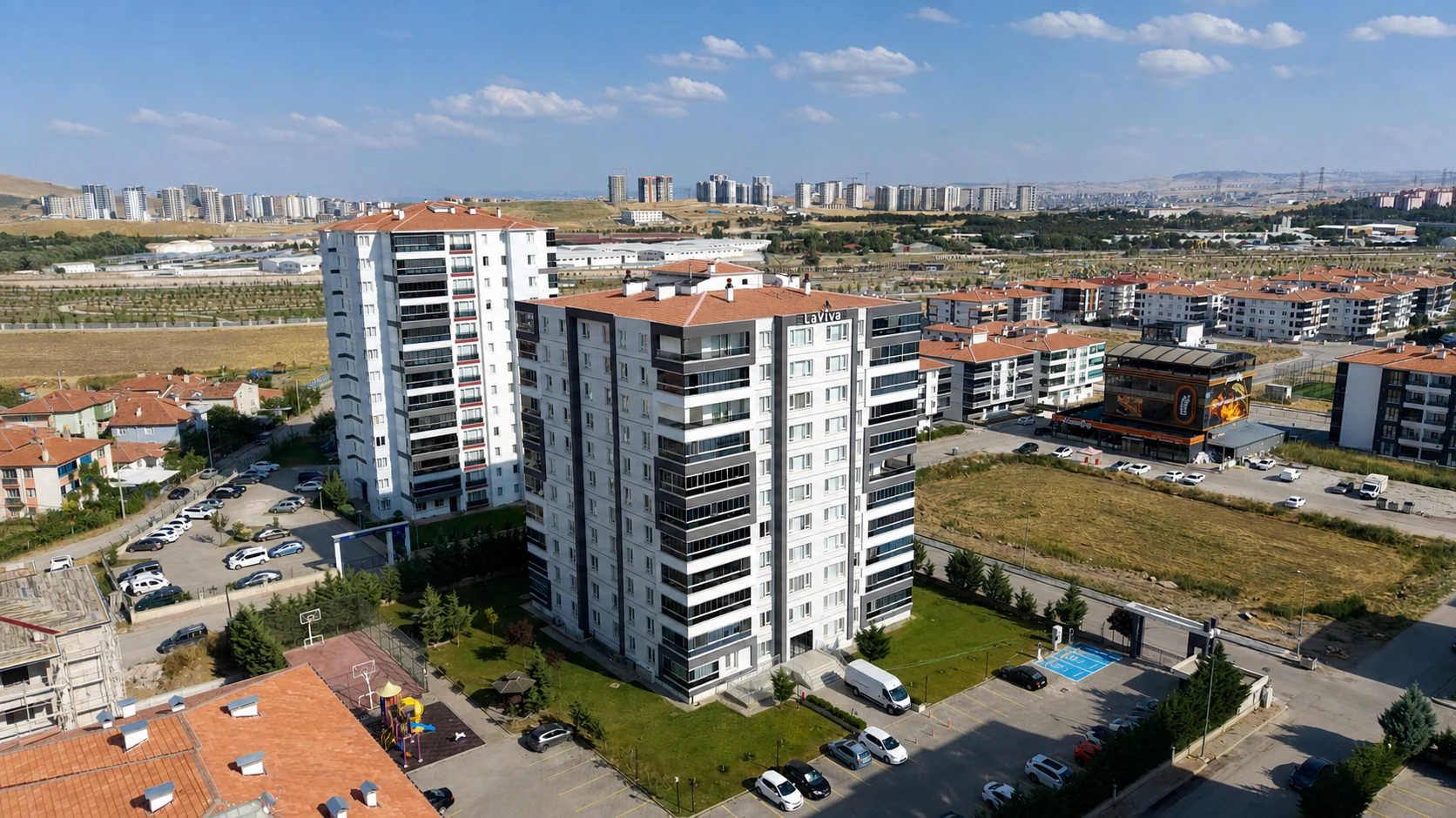 Laviva 1 bloklarının havadan ön ve yan cephe görünümü