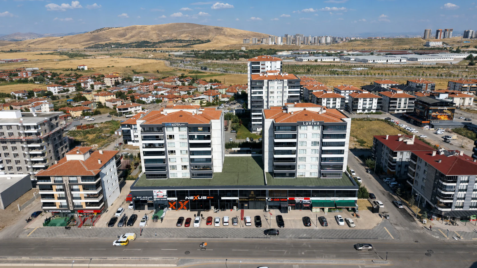 Laviva 2 blokları ve ticari birimlerin havadan ön cephe görünümü